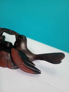 Antigo e lindíssimo cinzeiro escultural em Jacarandá com pássaros - comprar online