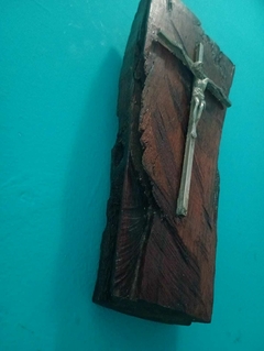 Antigo crucifixo em metal Espessurado a prata e madeira nobre rústica - Achados e Encantos