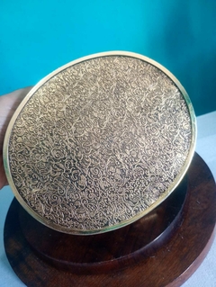 Imagem do Antigo caixa / porta joias oval confeccionada em metal e ornamentação elevada