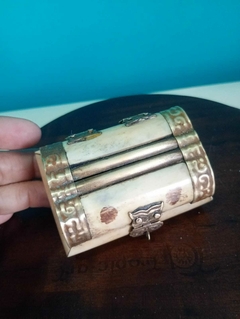 Antigo porta jóias em osso e metal Forro de veludo na internet