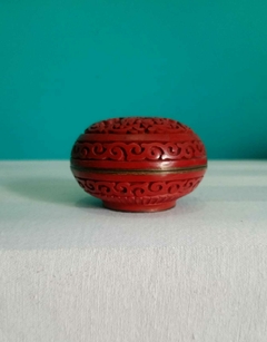 Antiga e linda caixa com tampa chinesa confeccionada em metal e laca