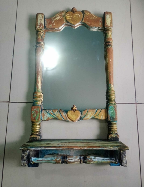 Antigo espelho de parede com porta toalha em madeira