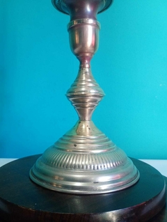Antigo castiçal / porta vela em metal banhado a prata - comprar online