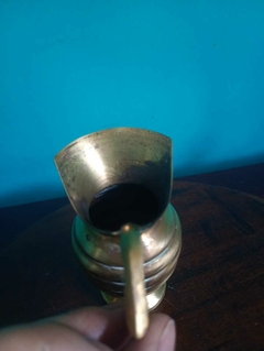 Antiga jarra decorativa em metal dourado na internet