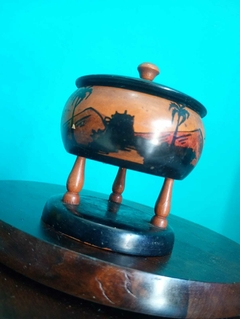 Antigo saleiro em madeira pintado a mão na internet