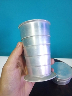 Antigo copo de alumínio retrátil de acampamento na internet