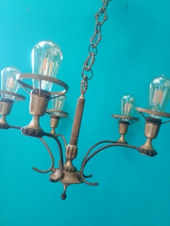 Antigo e imponente lustre / luminária de teto Em bronze , madeira e resina