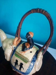 Antigo e pequeno bule de chá em faiança vitrificada modelado na forma de elefante - Japão - comprar online