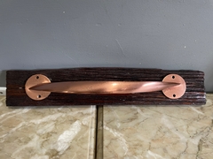 porta toalha com base em madeira nobre rustica