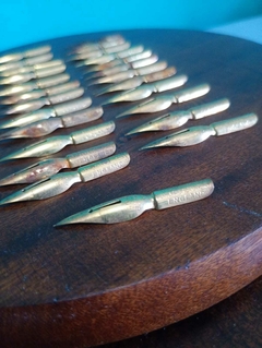 Lote com 25 pena de caligrafia Leonardt - Achados e Encantos