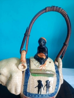 Antigo e pequeno bule de chá em faiança vitrificada modelado na forma de elefante - Japão