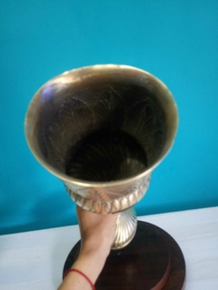 Antigo e raro vaso / floreira em bronze na internet