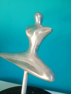 Antiga Escultura com silhueta de mulher em alumínio - loja online