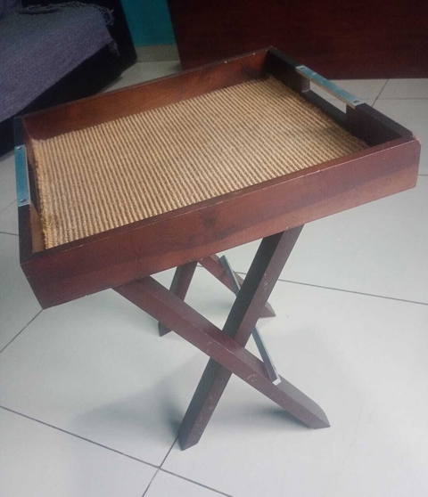 Mesinha auxiliar com bandeja revestida com tapeçaria