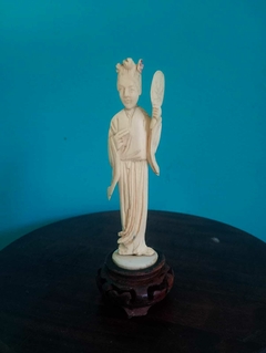 Delicada e rara estatueta chinesa em marfim esculpido a mão Cena de Gueixa Com Leque. - comprar online