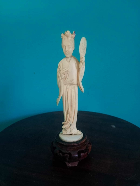Delicada e rara estatueta chinesa em marfim esculpido a mão Cena de Gueixa Com Leque. - comprar online