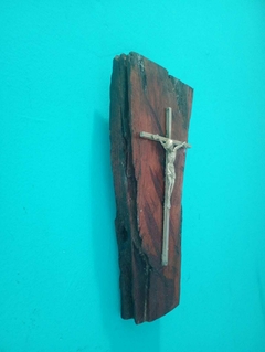 Antigo crucifixo em metal Espessurado a prata e madeira nobre rústica