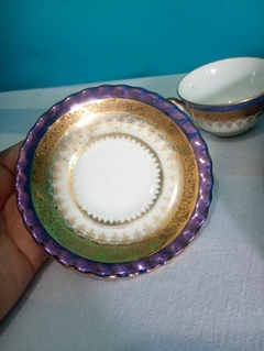 Antiga xícara com pires em porcelana Steatita Tons de dourado e lilás - comprar online