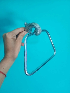 Antigo porta toalha em bronze com banho cromado na internet