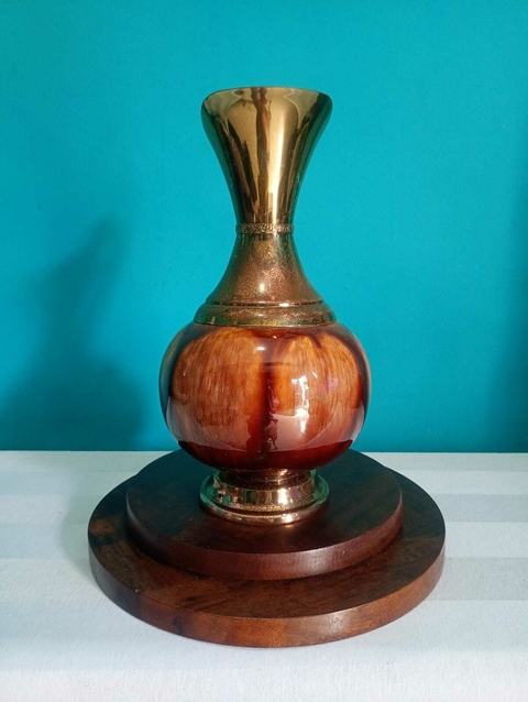 Antigo gomil / jarra em faiança vitrificada em metal dourado