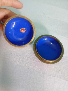 Antiga e linda caixa com tampa chinesa confeccionada em metal e laca - comprar online