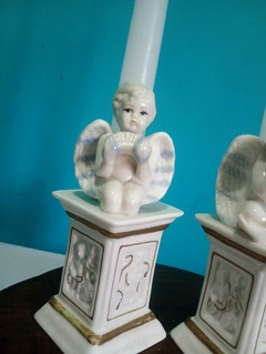 Antigo e lindo par de castiçal em porcelana com querubins / anjinho