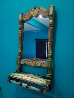 Antigo espelho de parede com porta toalha em madeira na internet