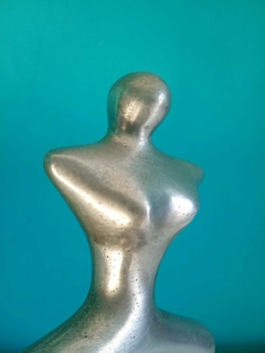 Antiga Escultura com silhueta de mulher em alumínio na internet