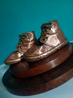 Antigo par de sapatos / botinhas infantil metalizado com banho de cobre - comprar online