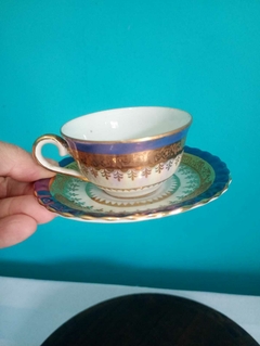 Antiga xícara com pires em porcelana Steatita Tons de dourado e lilás - Achados e Encantos