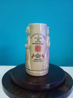 Antiga caneca comemorativa ao dia da enfermagem em cerâmica vitrificada Representando em alto relevo Anna Nery - comprar online