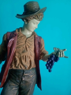 Antiga escultura figurativa representando vendedor de uva em resina italiana - comprar online