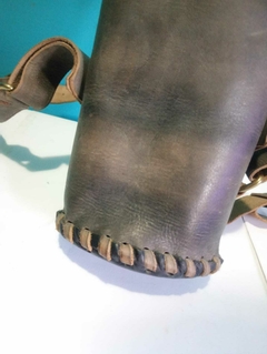 Antiga aljava em couro Com alça dupla estilo mochila - Achados e Encantos