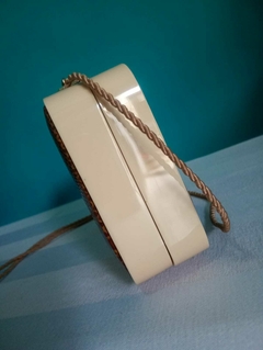 Bolsa de mão / clutch vintage rígida estrutura em polímero na tonalidade creme - Achados e Encantos