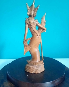 Escultura em madeira Deusa Dewi Raith - Indonésia - loja online