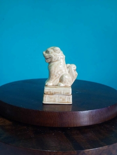 Antiga escultura miniatura em resina Cão de fó - Japão na internet