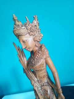 Escultura em madeira Deusa Dewi Raith - Indonésia na internet