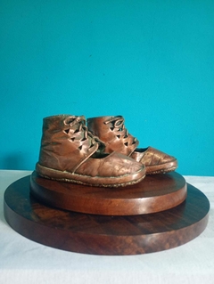Antigo par de sapatos / botinhas infantil metalizado com banho de cobre