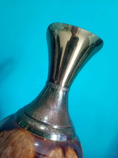 Antigo gomil / jarra em faiança vitrificada em metal dourado - Achados e Encantos