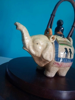 Imagem do Antigo e pequeno bule de chá em faiança vitrificada modelado na forma de elefante - Japão