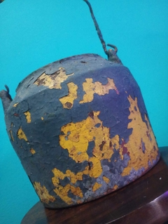 Antigo caldeirão de ferro na internet