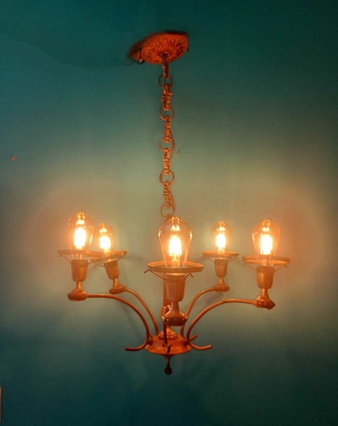 Antigo e imponente lustre / luminária de teto Em bronze , madeira e resina