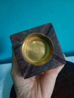 Antigo e lindo cinzeiro em madeira nobre Detalhes em metal - comprar online