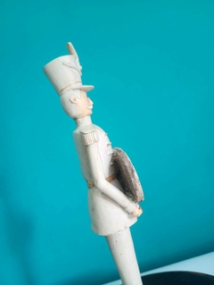 Soldado quebra nozes decorativo em resina - Achados e Encantos