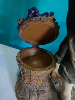 Antiga escultura figurativa representando vendedor de uva em resina italiana na internet