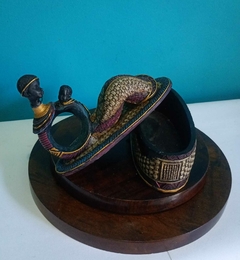 Porta jóias em resina Africano com mãe e filho - comprar online