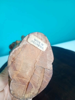 Escultura em madeira Deusa Dewi Raith - Indonésia - Achados e Encantos