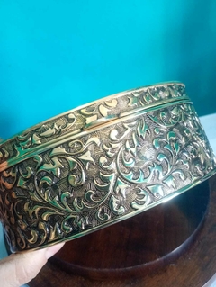 Antigo caixa / porta joias oval confeccionada em metal e ornamentação elevada na internet