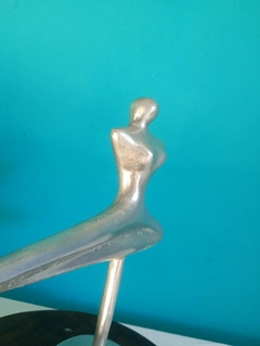 Antiga Escultura com silhueta de mulher em alumínio