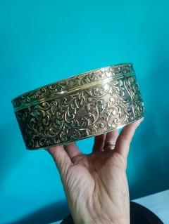 Antigo caixa / porta joias oval confeccionada em metal e ornamentação elevada - loja online